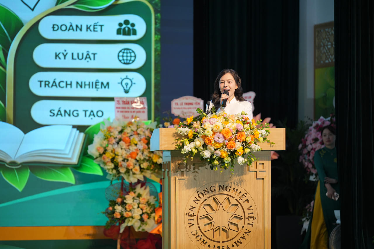 Sinh viên Nguyễn Thị Kiều Oanh, lớp K70- Ngành Quản lý bất động sản, phát biểu cảm tưởng và dâng hoa tri ân thầy cô.