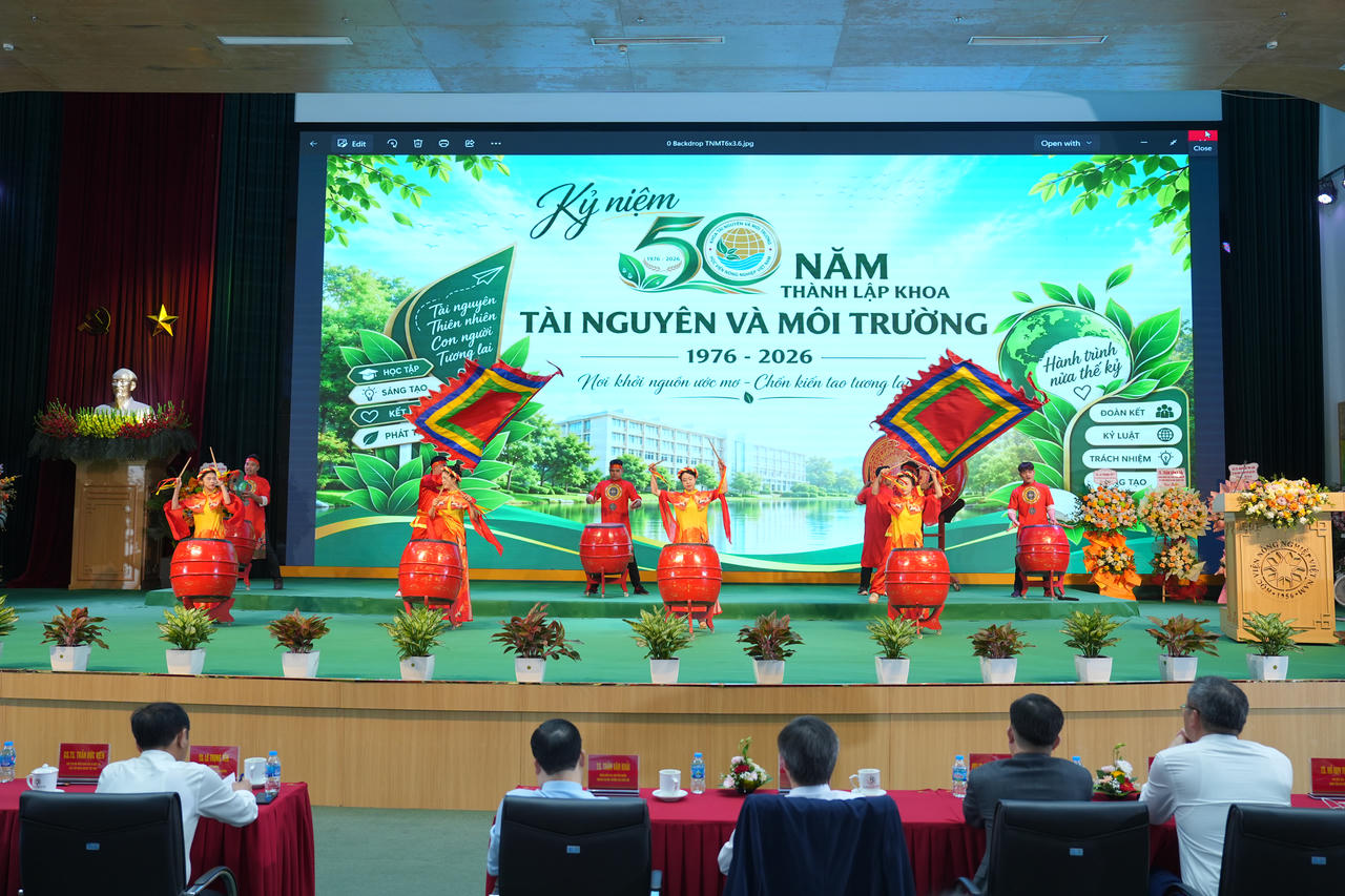 Tiết mục nghệ thuật chào mừng do đội văn nghệ của Học viện và Khoa biểu diễn