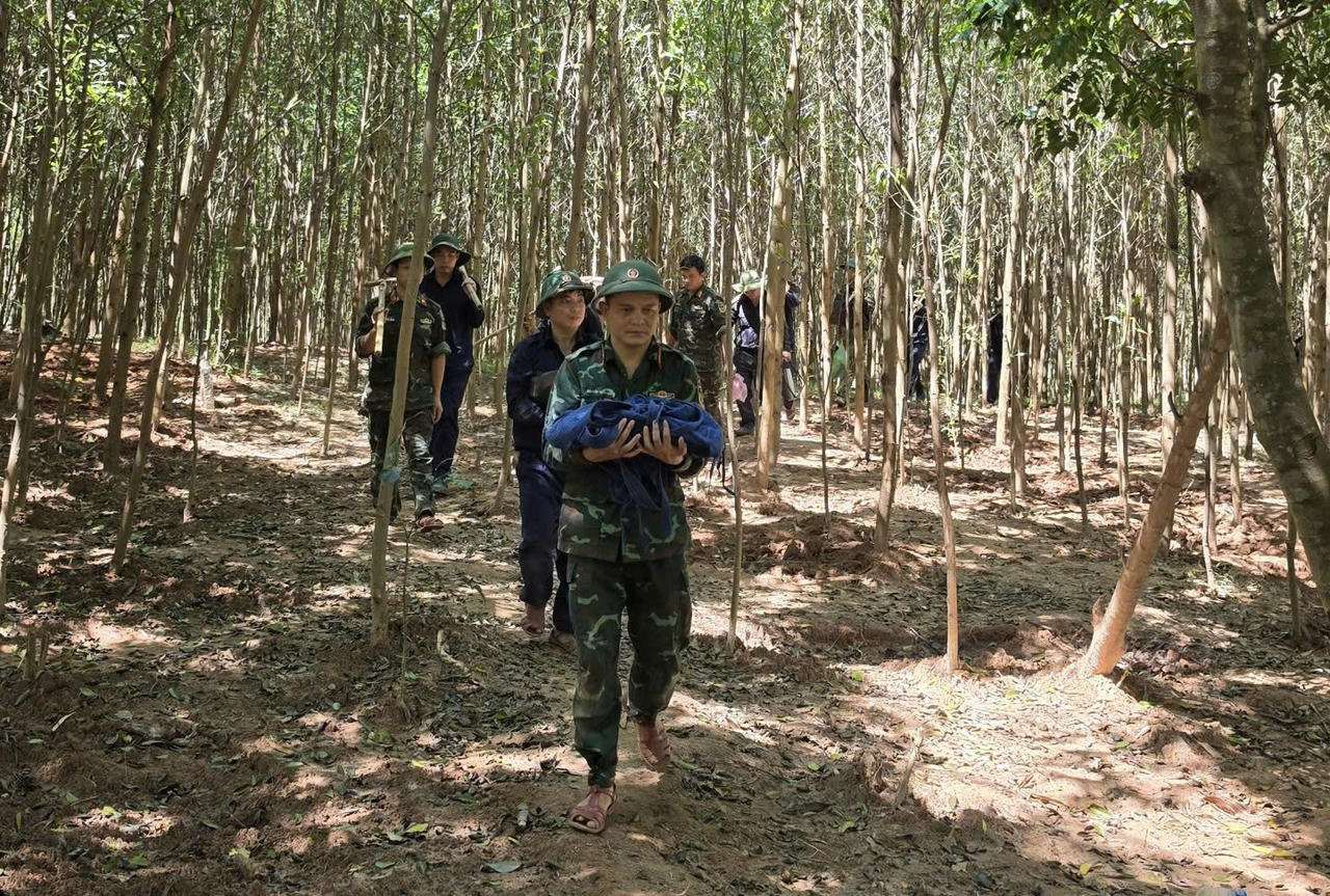 Hành trình tìm kiếm, đưa những người lính năm xưa trở về vẫn tiếp tục giữa rừng tràm Bãi Dinh. (Ảnh: Bộ CHQS tỉnh Quảng Trị)