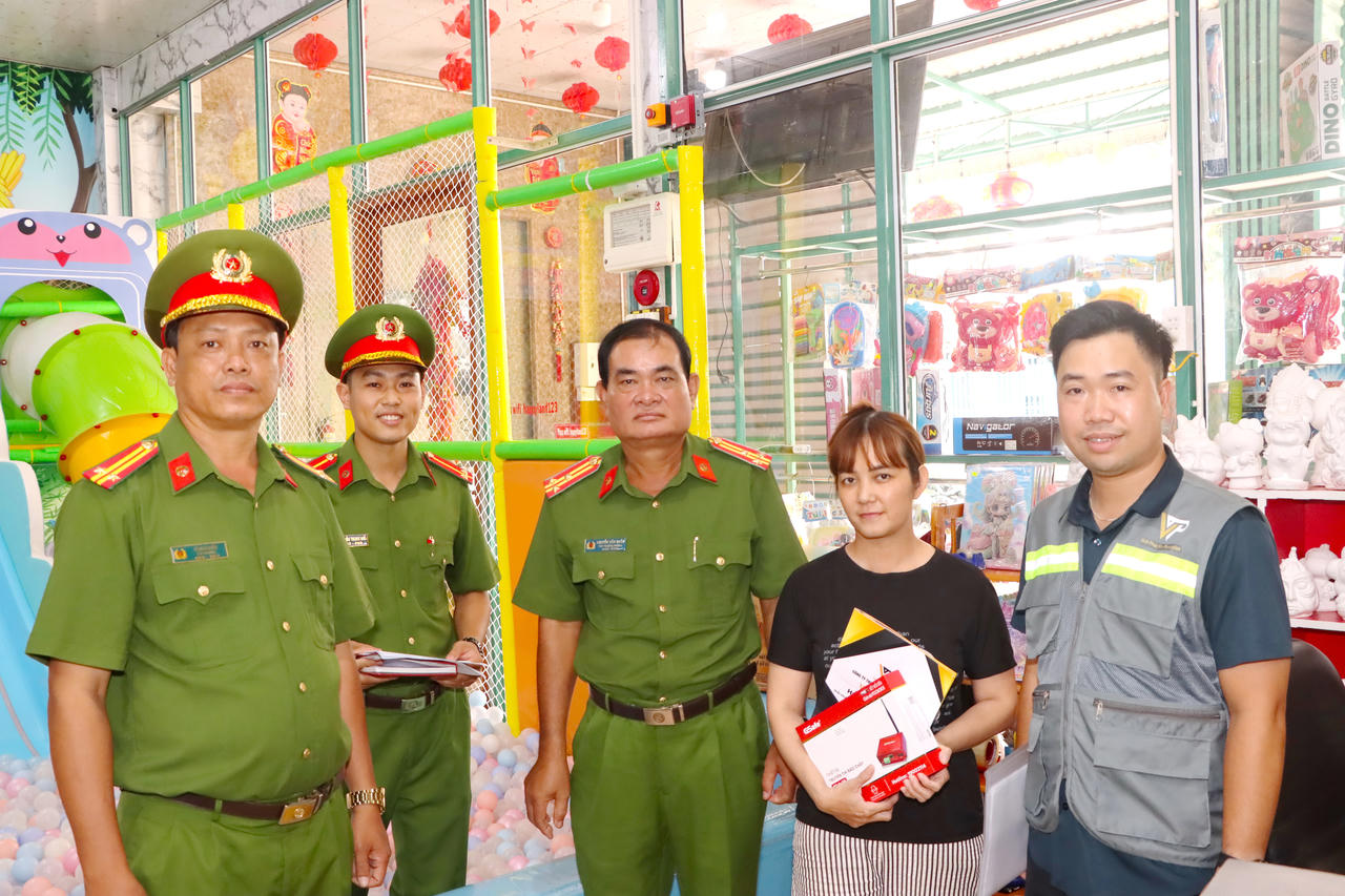 Cán bộ PCCC và CNCH khu vực Phước Long tuyên truyền, vận động chủ cơ sở kinh doanh lắp đặt, sử dụng thiết bị truyền tin báo cháy (Ảnh: H.Đ).
