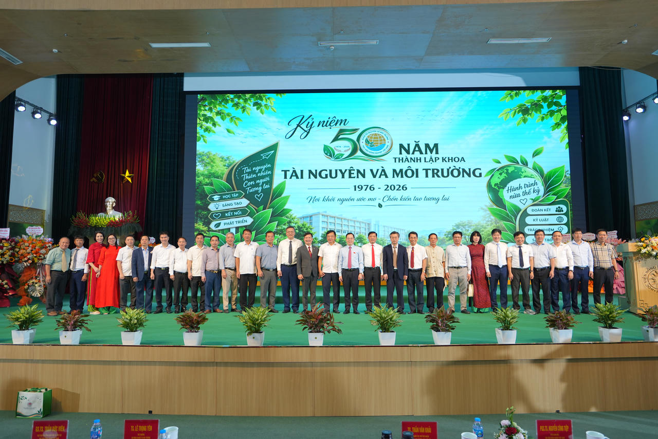 Lãnh đạo Khoa Tài nguyên và Môi trường tri ân các đơn vị, doanh nghiệp đồng hành.