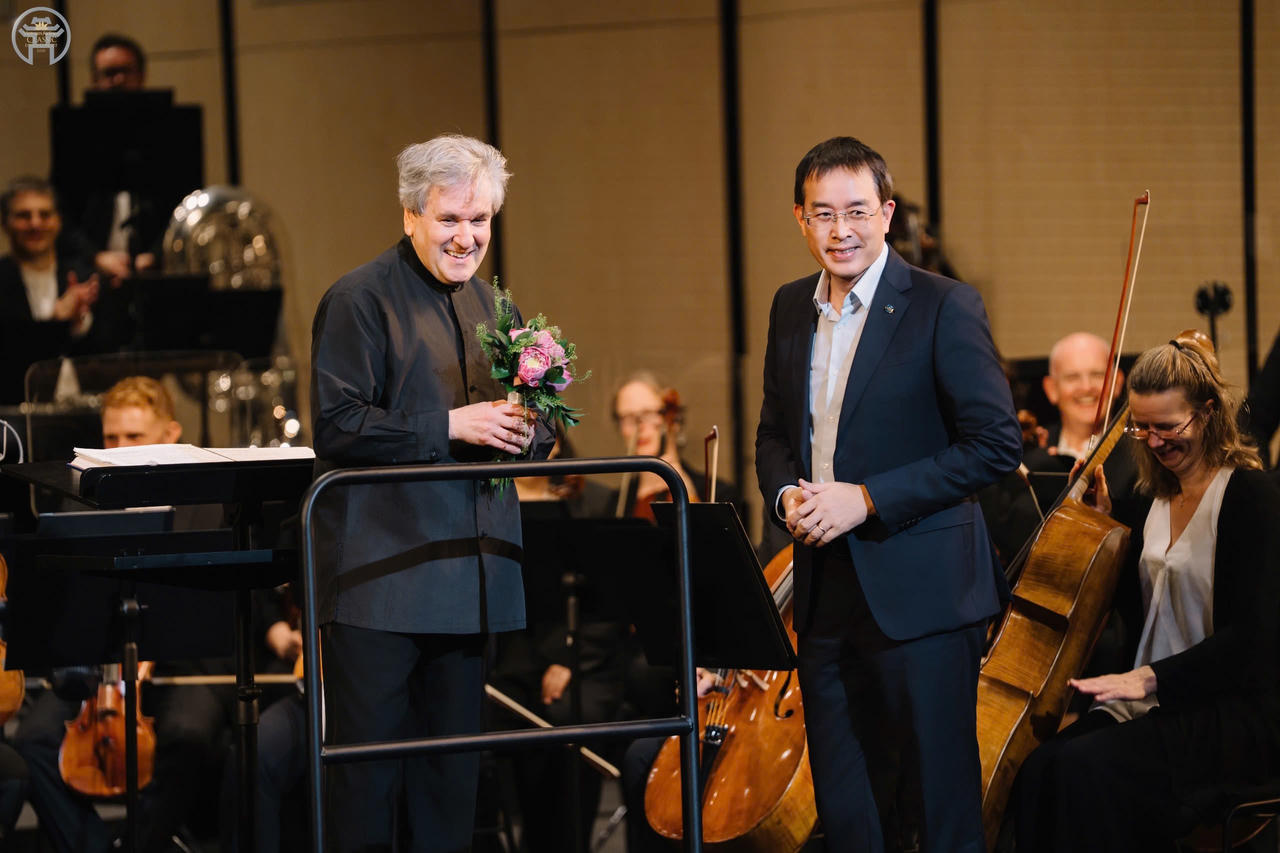 Chủ tịch HĐQT Vietnam Airlines Đặng Ngọc Hòa tặng hoa nhạc trưởng Sir Antonio Pappano, trân trọng cảm ơn ông cùng Dàn nhạc Giao hưởng London đã mang đến những màn trình diễn đặc sắc trong đêm đầu tiên của Vietnam Airlines Classic - Hanoi Concert 2026.