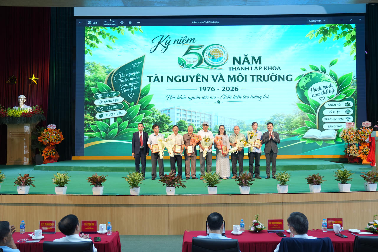 Lãnh đạo khoa TN&MT trao kỷ niệm chương tri ân các thế hệ thầy cô, nguyên là lãnh đạo Khoa qua các thời kỳ.