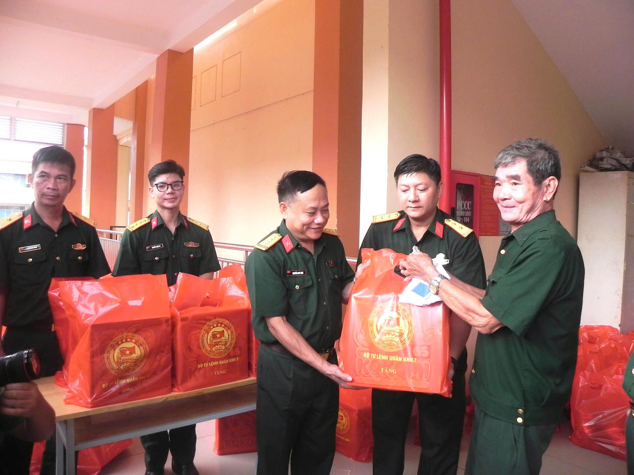 Đại tá Nguyễn Như Trúc, Phó Chủ nhiệm Chính trị Quân khu 7 tặng phần quà cho người dân.