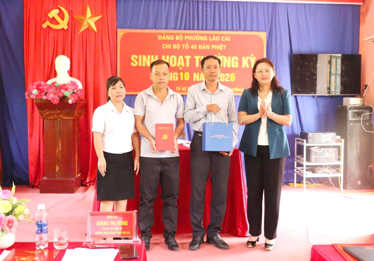 Bà Giàng Thị Dung đề nghị chi bộ tiếp tục tập trung xây dựng “Chi bộ 4 tốt” song song với đổi mới, nâng cao chất lượng sinh hoạt;... (Ảnh: Nguyễn Hải)