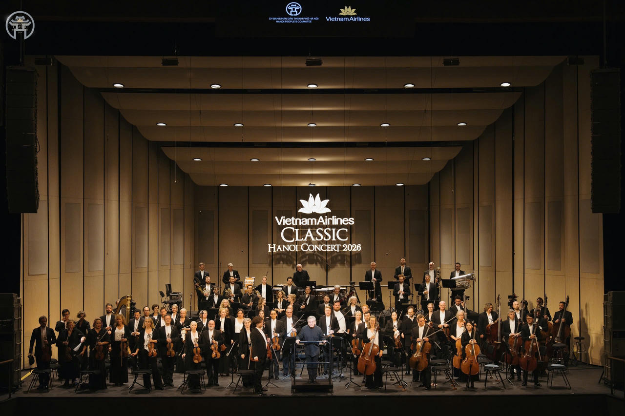 Đêm diễn đầu tiên khép lại nhưng cuộc gặp giữa London Symphony Orchestra và khán giả Hà Nội vẫn còn tiếp tục. Tối 3/10, LSO cùng Sir Antonio Pappano và hai nghệ sĩ độc tấu Benjamin Marquise Gilmore, Eivind Ringstad sẽ trở lại sân khấu Nhà hát Hồ Gươm trong đêm diễn thứ hai của Vietnam Airlines Classic – Hanoi Concert 2026, nối dài cuộc hẹn giao hưởng giữa mùa thu Hà Nội.