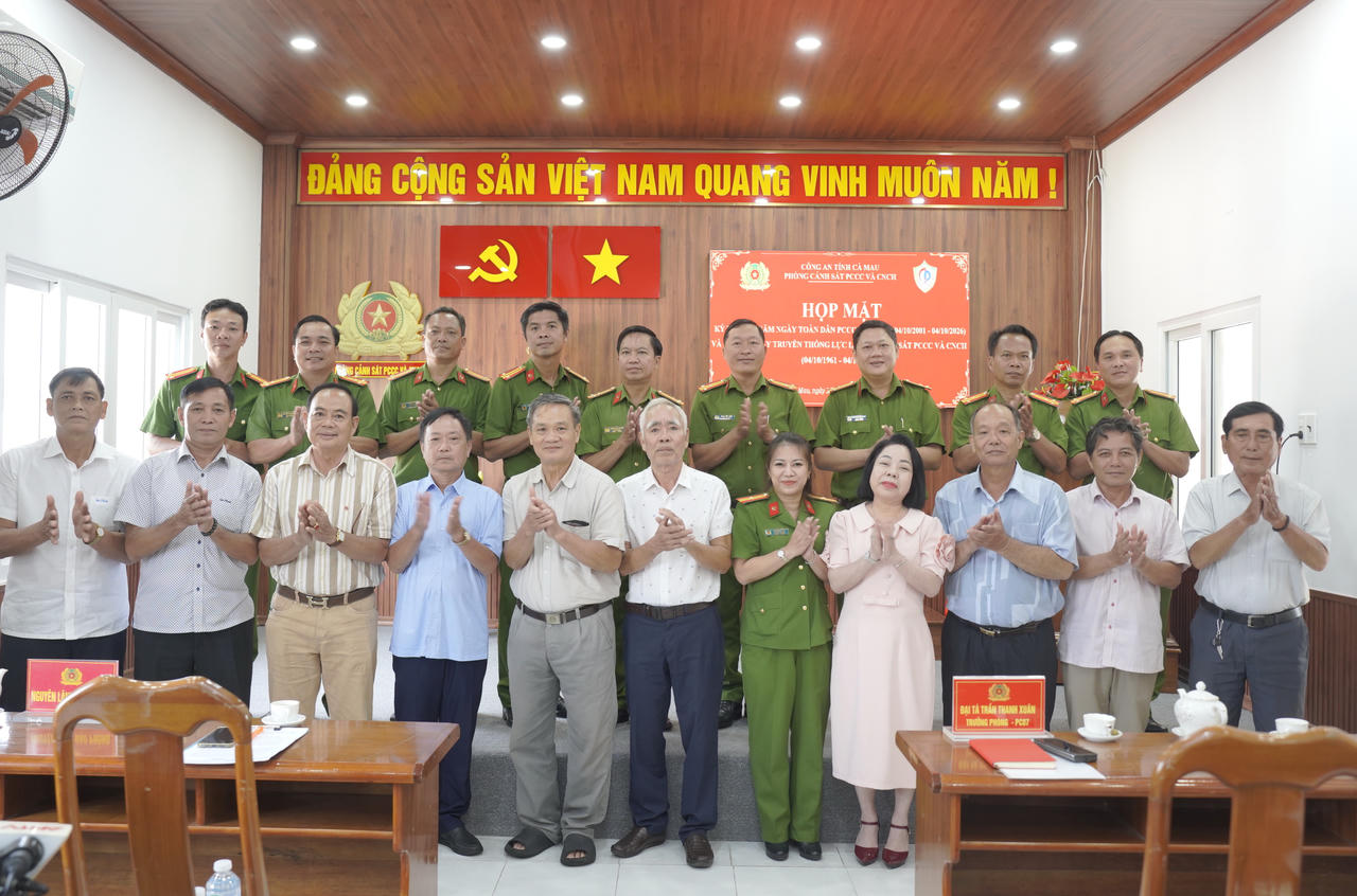 Họp mặt kỷ niệm 25 năm Ngày Toàn dân PCCC và CNCH, 65 năm Ngày truyền thống lực lượng Cảnh sát PCCC và CNCH (Ảnh: H.Đ).