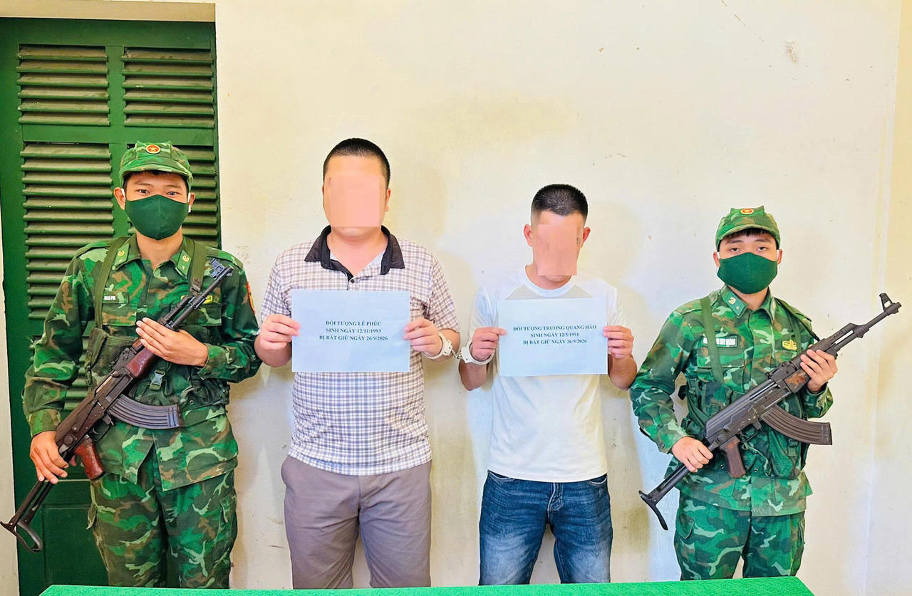 Lê Phúc và Trương Quang Hào bị bắt với hành vi “Tổ chức cho người khác xuất cảnh Việt Nam trái phép”. (Ảnh: Hoài Nam)