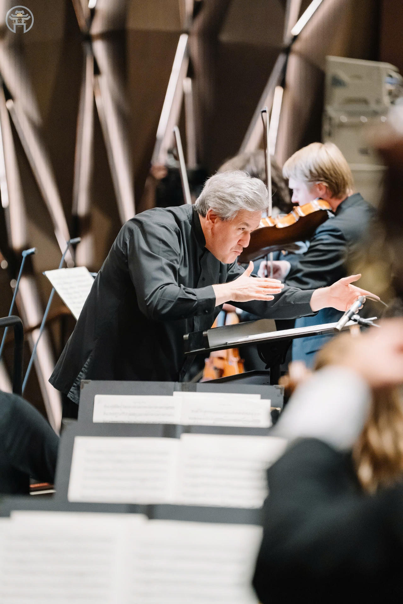 Ở vị trí chỉ huy, nhạc trưởng Sir Antonio Pappano cùng các nghệ sĩ LSO tạo nên những sắc thái riêng qua từng phần trình diễn. Từ những giai điệu mang chiều sâu cảm xúc đến những cao trào mạnh mẽ, đêm hòa nhạc đưa khán giả qua nhiều cung bậc.