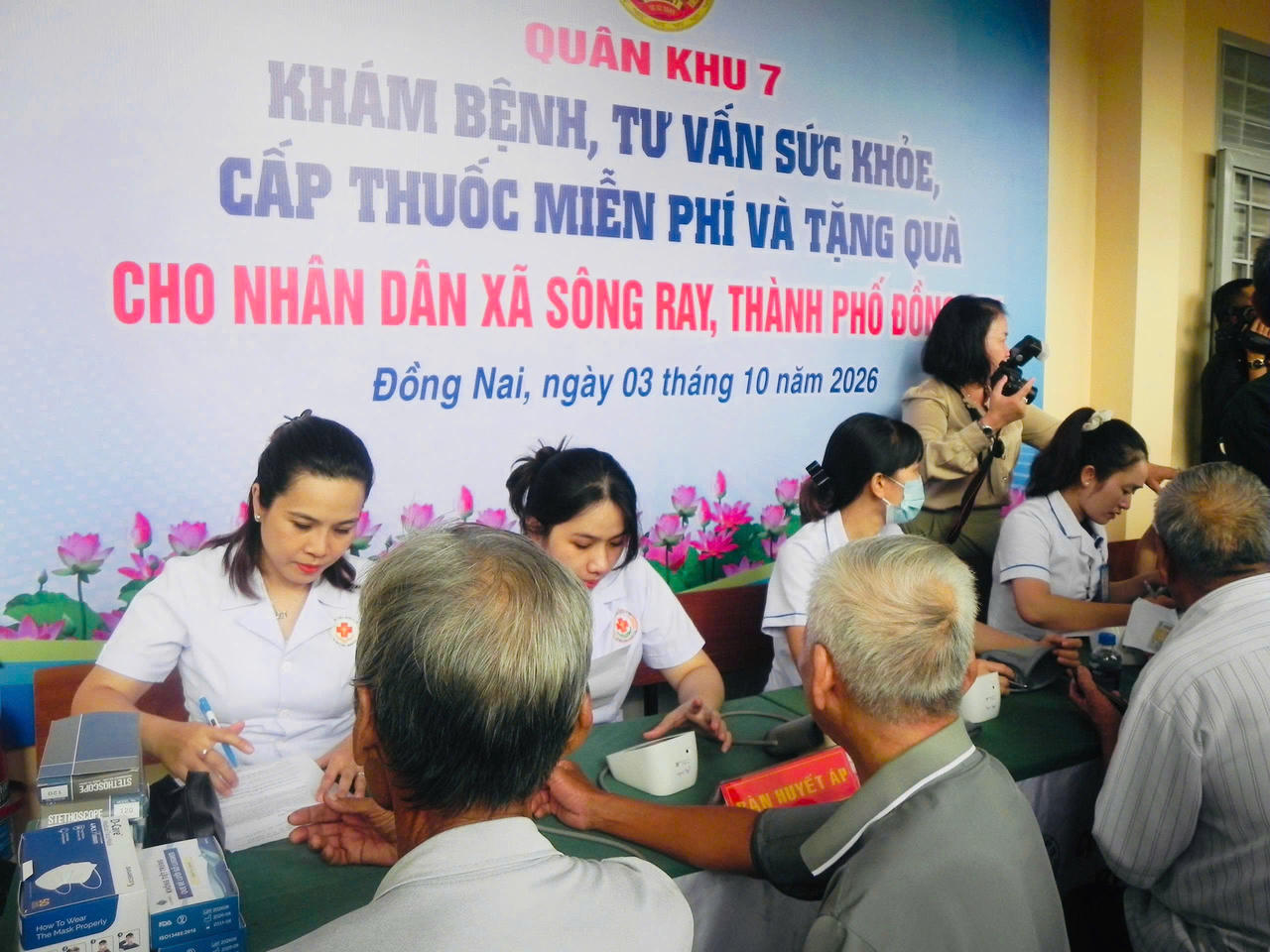 Sáng 3/10, tại xã Sông Ray, thành phố Đồng Nai, Quân khu 7 tổ chức chương trình khám bệnh, tư vấn sức khỏe, cấp thuốc miễn phí và tặng quà cho Nhân dân trên địa bàn.