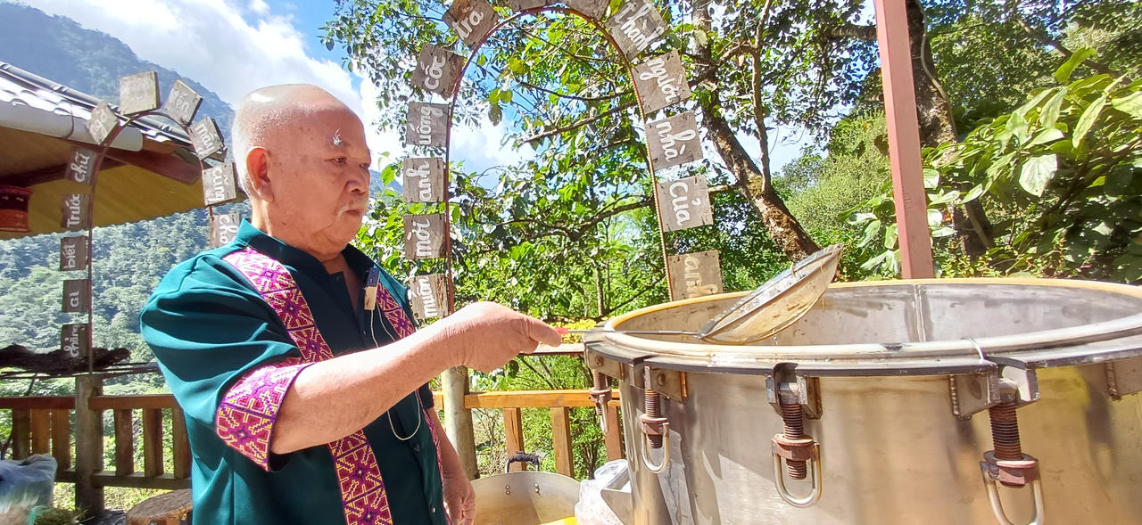 Ông Nguyễn Trọng Thìn (Chủ thương hiệu Phở Thìn 13 Lò Đúc) trực tiếp đứng bếp.