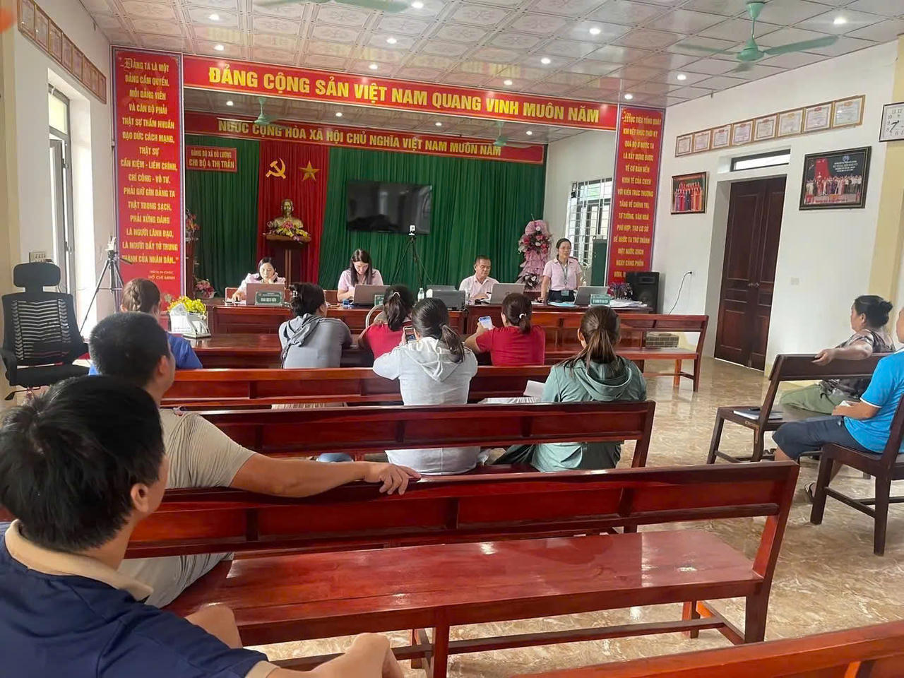 Mạng lưới điểm giao dịch NHCSXH Đô Lương luôn hoạt động đều đặn giúp nhân dân  vay vốn thuận lợi.