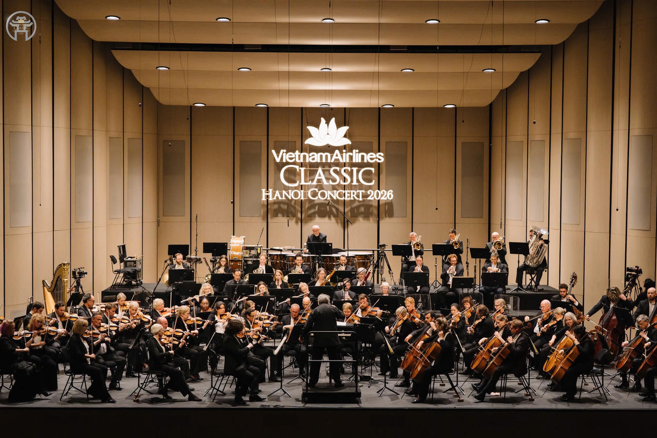 Hơn 100 nghệ sĩ London Symphony Orchestra cùng trở lại sân khấu Nhà hát Hồ Gươm trong Vietnam Airlines Classic 2026. Ngay khi những nốt nhạc đầu tiên vang lên, khán giả Nhà hát Hồ Gươm đón LSO bằng những tràng vỗ tay, mở đầu đêm hòa nhạc của một trong những dàn nhạc giao hưởng hàng đầu thế giới tại Hà Nội.