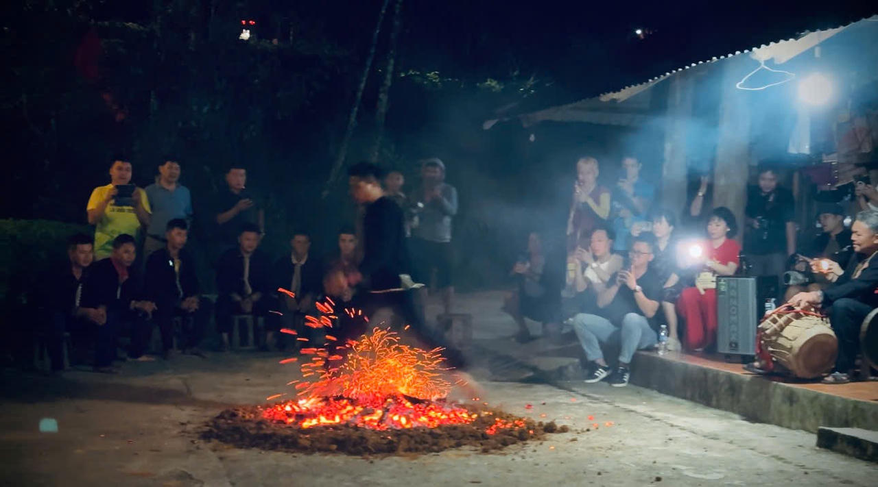 Sự kết hợp giữa thể thao và văn hóa góp phần làm phong phú chương trình của giải “Bước chân trên mây”, tạo dấu ấn riêng cho hành trình khám phá cảnh quan và đời sống vùng cao (Ảnh: Nguyễn Hải).
