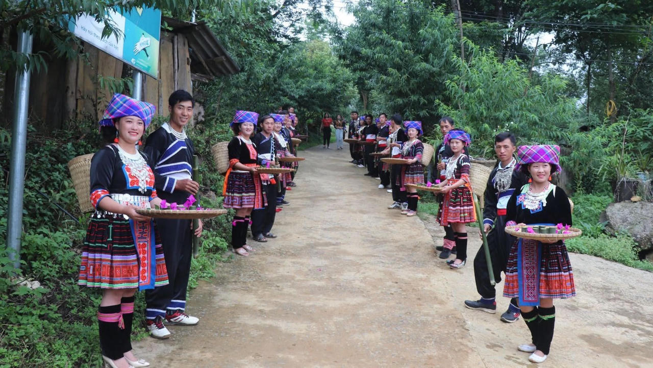 Người đồng bào tại bản Sin Suối Hồ thịnh tình và mến khách. (Ảnh: Nguyễn Đức - PLVN)