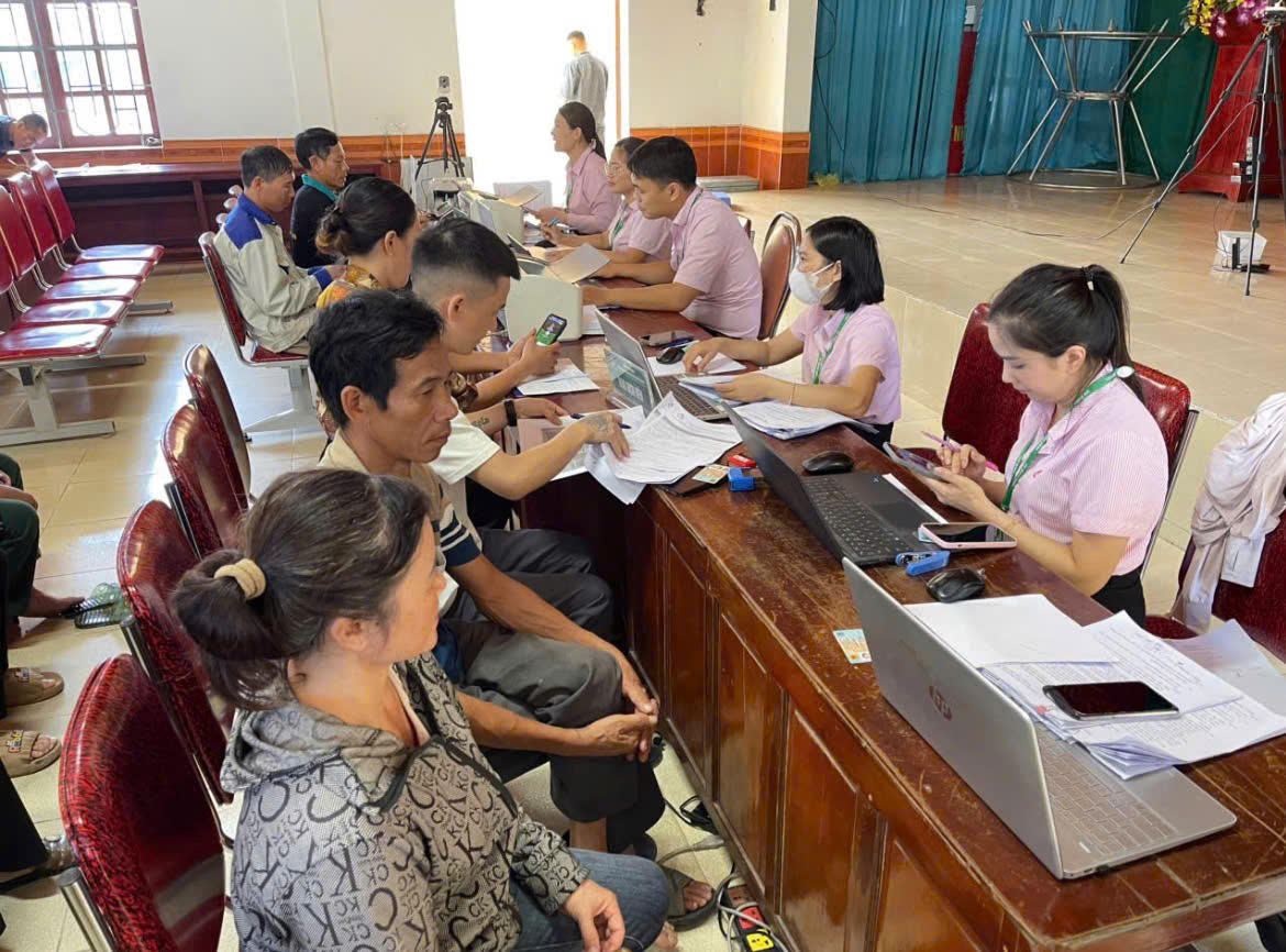 Cán bộ Phòng giao dịch NHCSXH Đô Lương thực hiện giao dịch, đưa nguồn vốn tín dụng chính sách đến người dân ngay tại cơ sở.