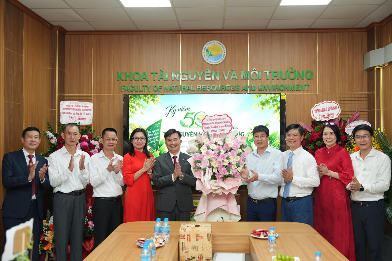 Trung tâm Điều tra, Quy hoạch đất đai Quốc gia tặng hoa chúc mừng Khoa nhân dịp kỷ niệm 50 năm thành lập.