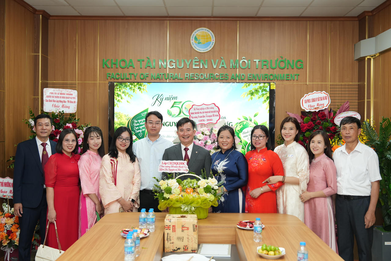 Tập thể lớp CH25QLDDC gửi tặng hoa và quà chúc mừng Khoa trong ngày hội ngộ.