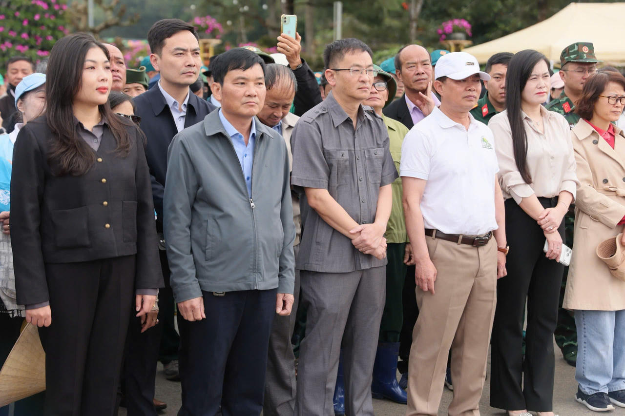 Lãnh đạo phường Lâm Viên - Đà Lạt cùng đông đảo cán bộ, người dân tham gia lễ phát động. Ảnh: V.Loan.
