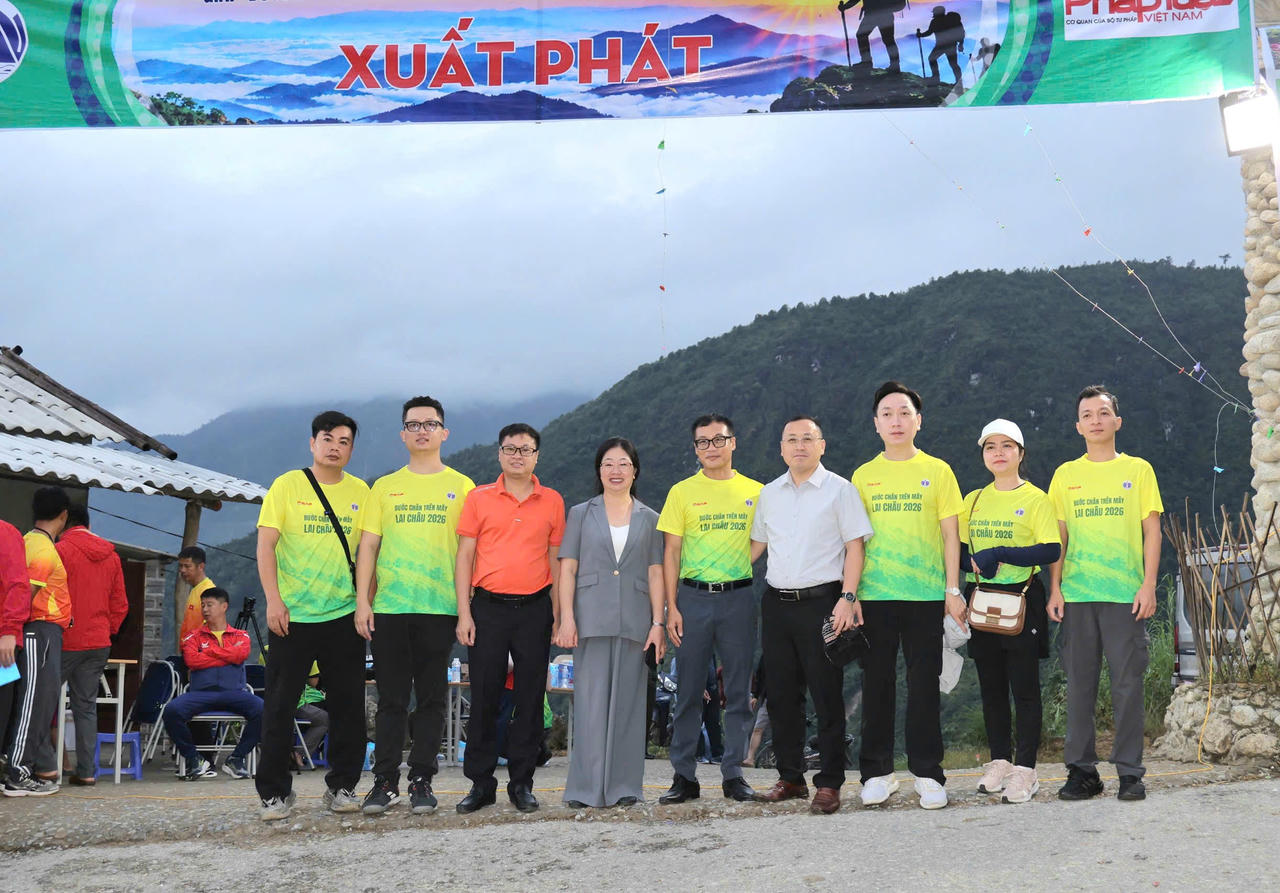 Pa Vi mới lạ trong sắc áo hàng trăm vận động viên chinh phục cung đường đá cổ