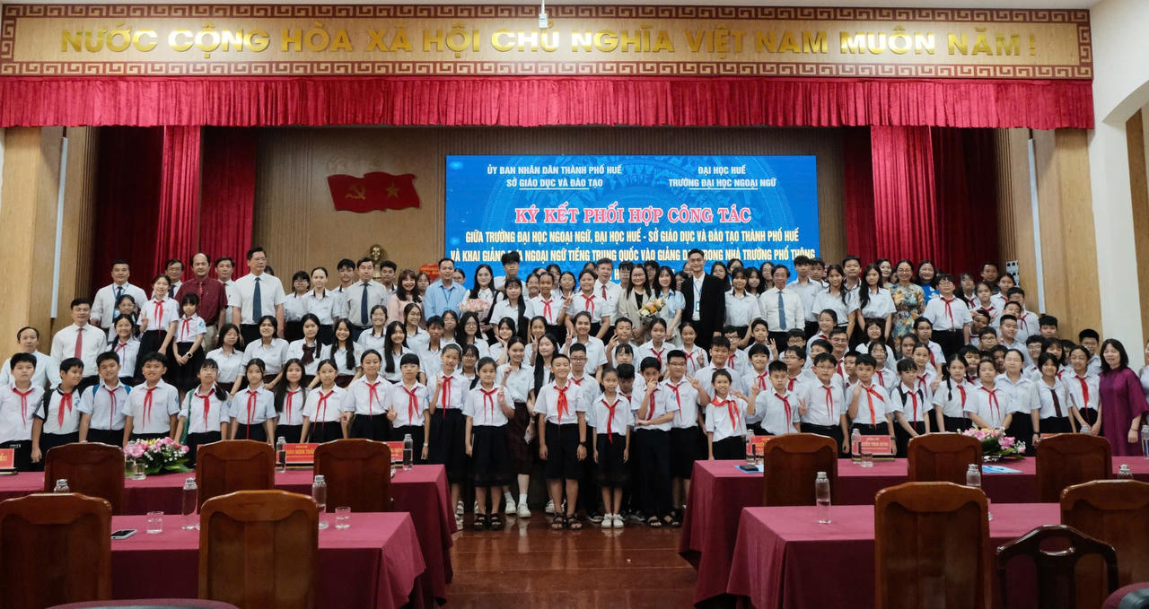 Đại biểu, giáo viên và học sinh tham dự chương trình khai giảng lớp tiếng Trung Quốc năm học 2026-2027 (Ảnh: Hạnh Thủy)