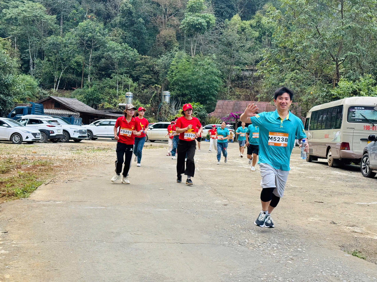 Vận động viên chinh phục thành công cung đường 5km giữa bản làng Sin Suối Hồ