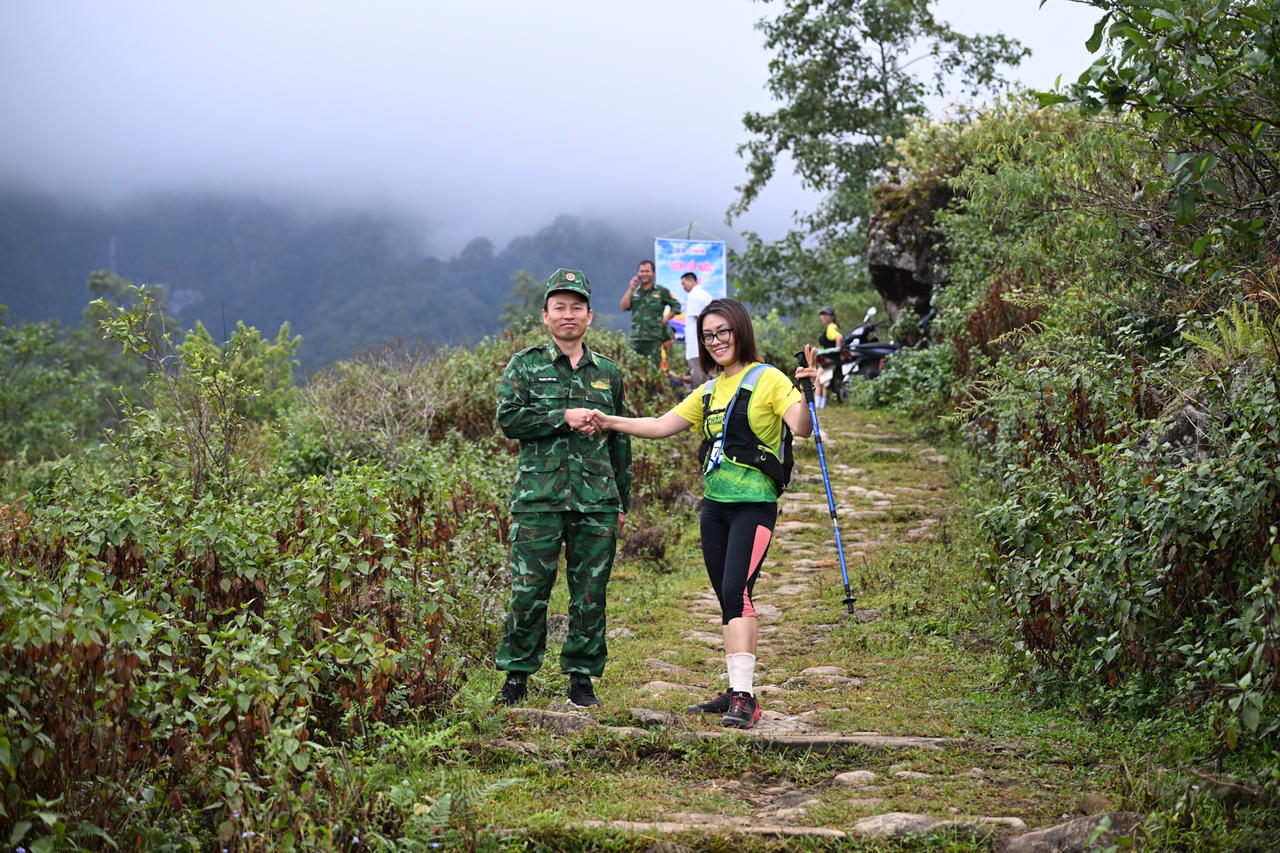 Mê đắm khung cảnh hùng vĩ trên cung đường đá cổ Pa Vi