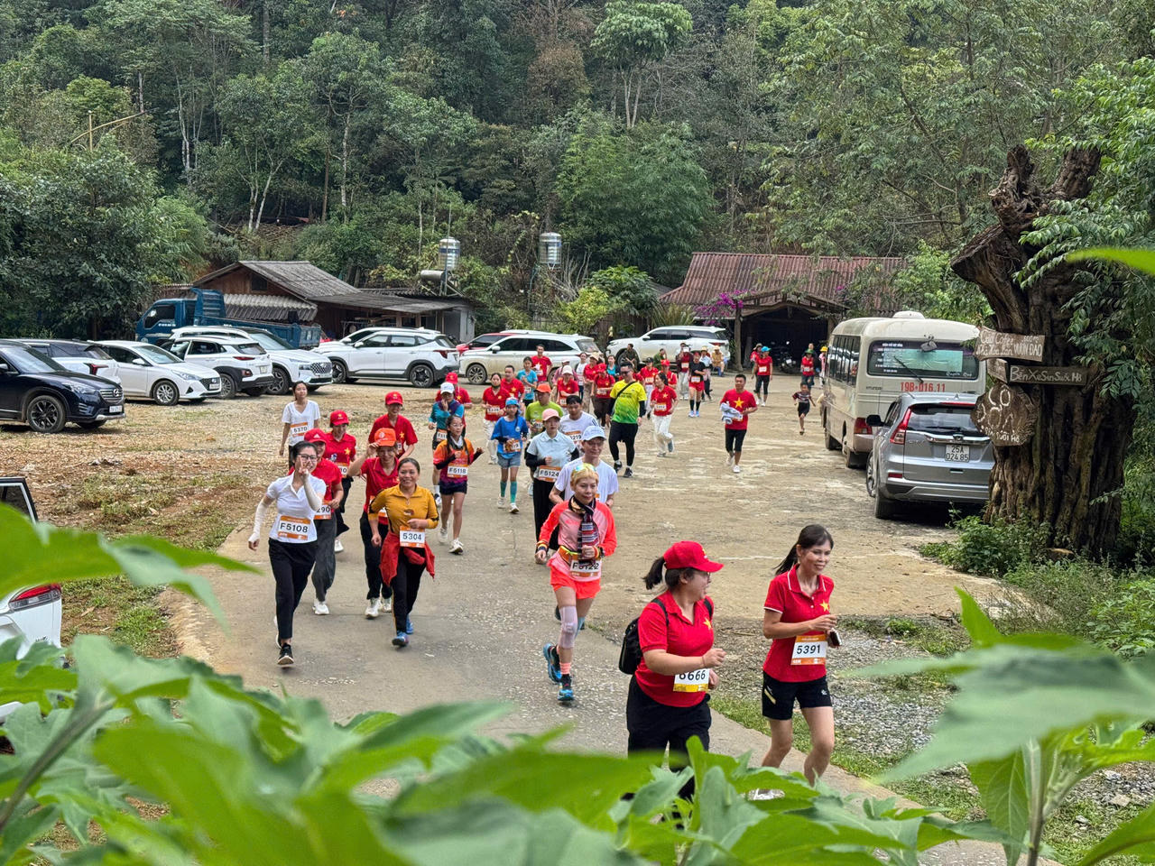Cung đường 5km đưa vận động viên qua không gian bản làng vùng cao Sin Suối Hồ.