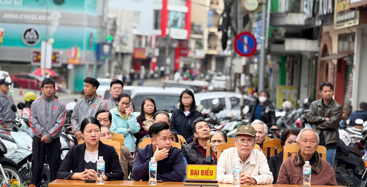 Lễ phát động ra quân vệ sinh môi trường, chỉnh trang đô thị tại phường Xuân Hương - Đà Lạt. Ảnh: V.Loan.