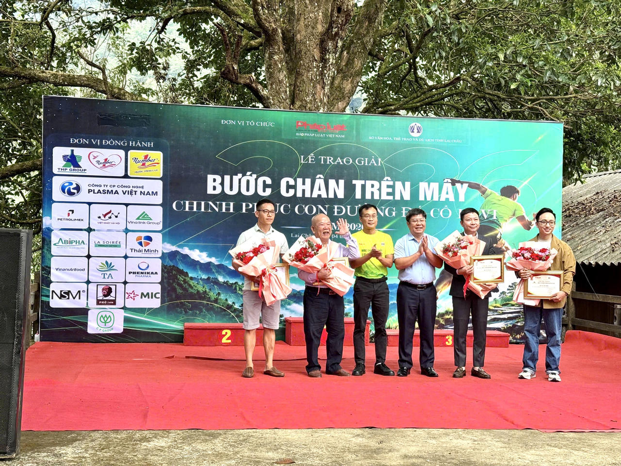 Trao giải cho vận động viên xuất sắc tại Giải leo núi 'Bước chân trên mây - Chinh phục con đường đá cổ Pa Vi'