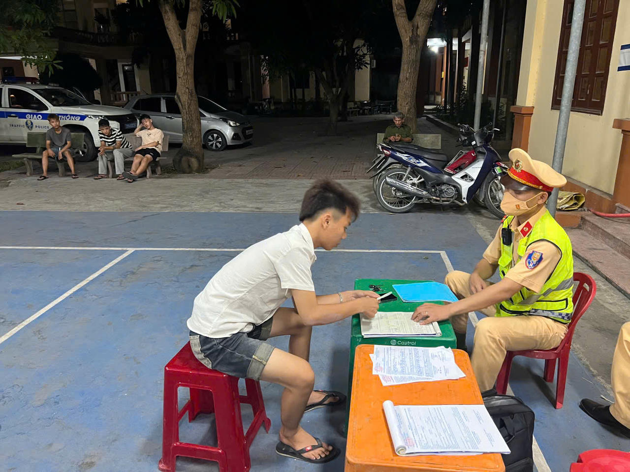Chốt kiểm tra lỗi vi phạm của lực lượng CSGT thực hiện trên địa bàn.