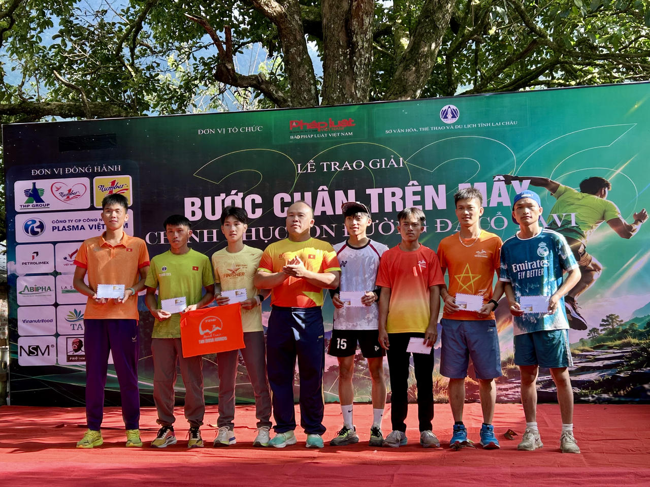 Trao giải cho vận động viên xuất sắc tại Giải leo núi 'Bước chân trên mây - Chinh phục con đường đá cổ Pa Vi'