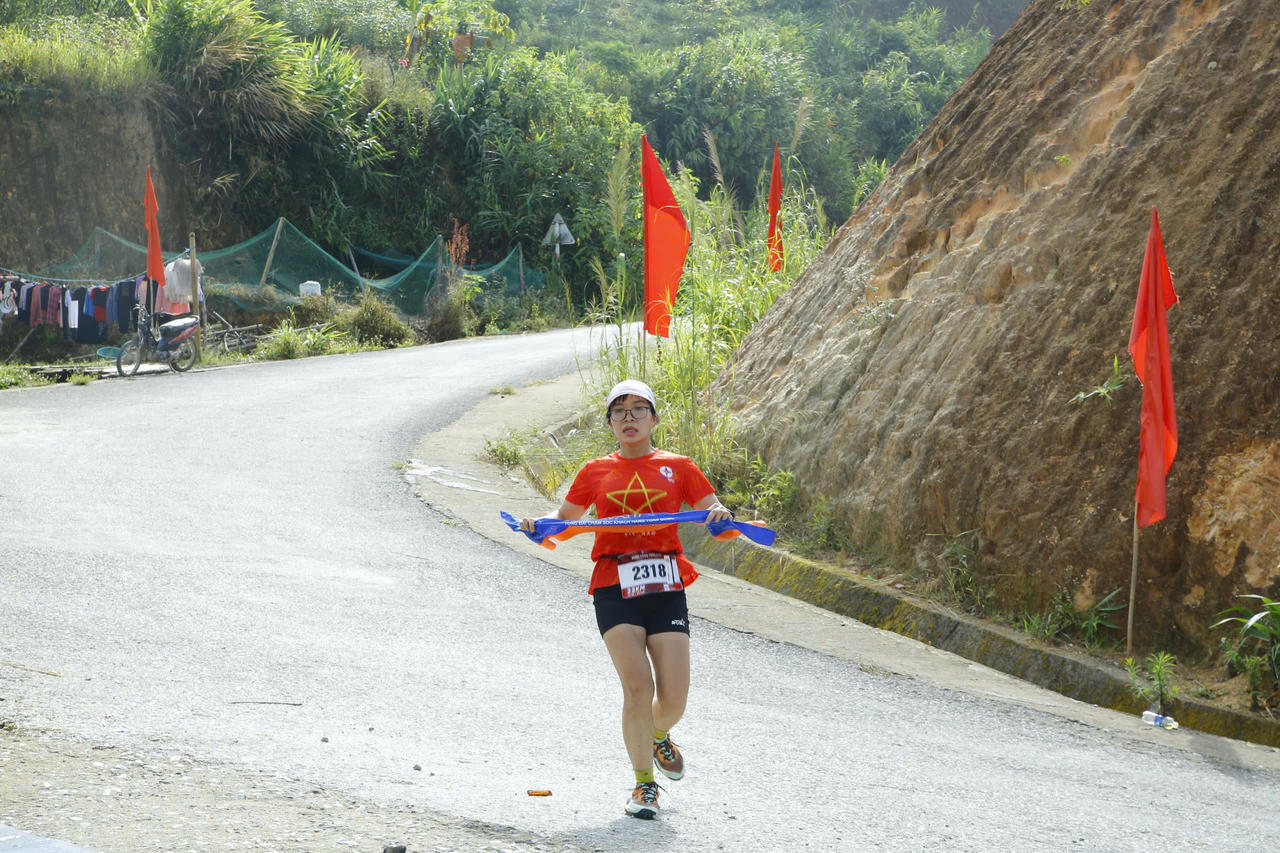 Mê đắm khung cảnh hùng vĩ trên cung đường đá cổ Pa Vi