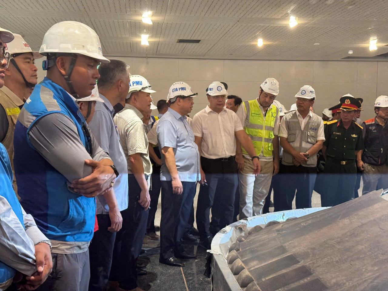 Phó Thủ tướng Thường trực Phạm Gia Túc kiểm tra tiến độ thi công nhà ga hành khách sân bay Long Thành. Ảnh: DK