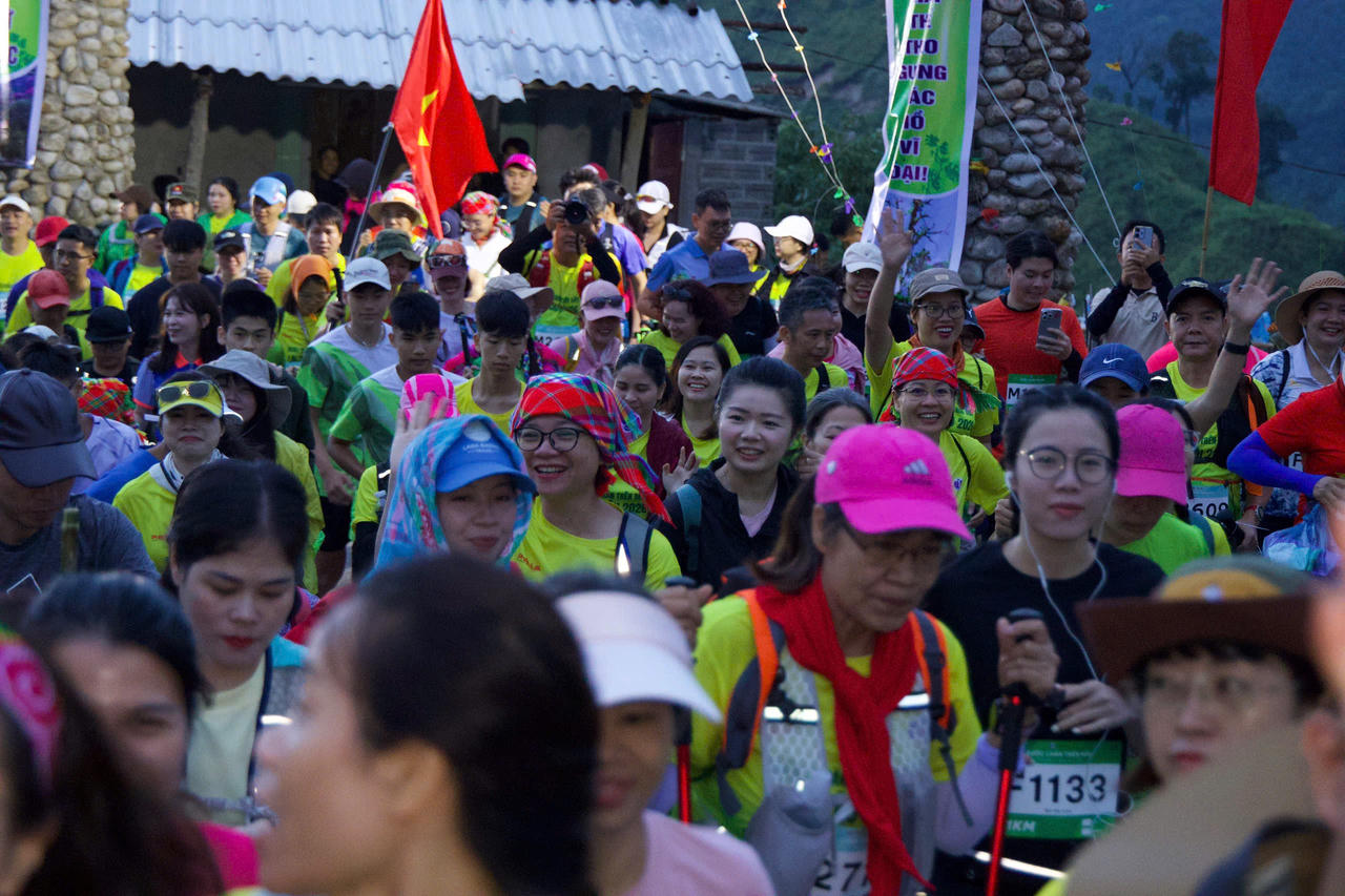 Giải leo núi “Bước chân trên mây - Chinh phục con đường đá cổ Pa Vi” diễn ra với 3 cự ly 5km, 11km và 22km, phù hợp với nhiều nhóm vận động viên.