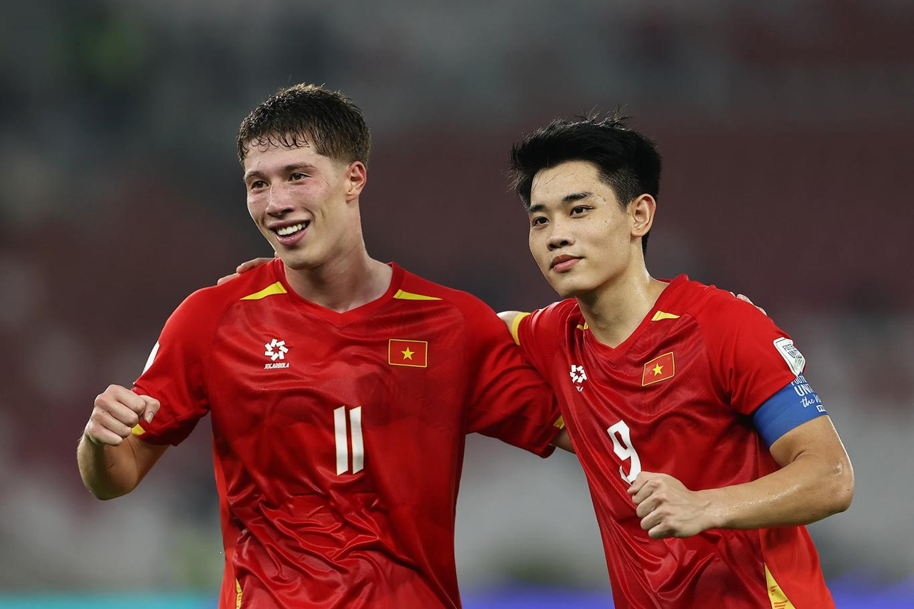 Williams Minh Hoàng ăn mừng bàn thắng đầu tiên cho đội tuyển Việt Nam cùng với đồng đội Đình Bắc (Ảnh FIFA)