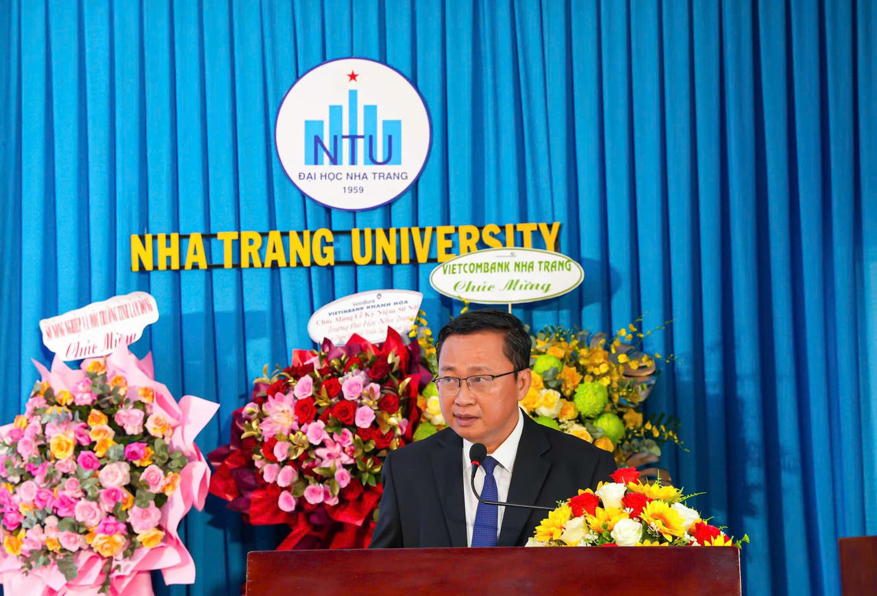 TS Quách Hoài Nam, Hiệu trưởng Trường Đại học Nha Trang phát biểu tại buổi lễ.