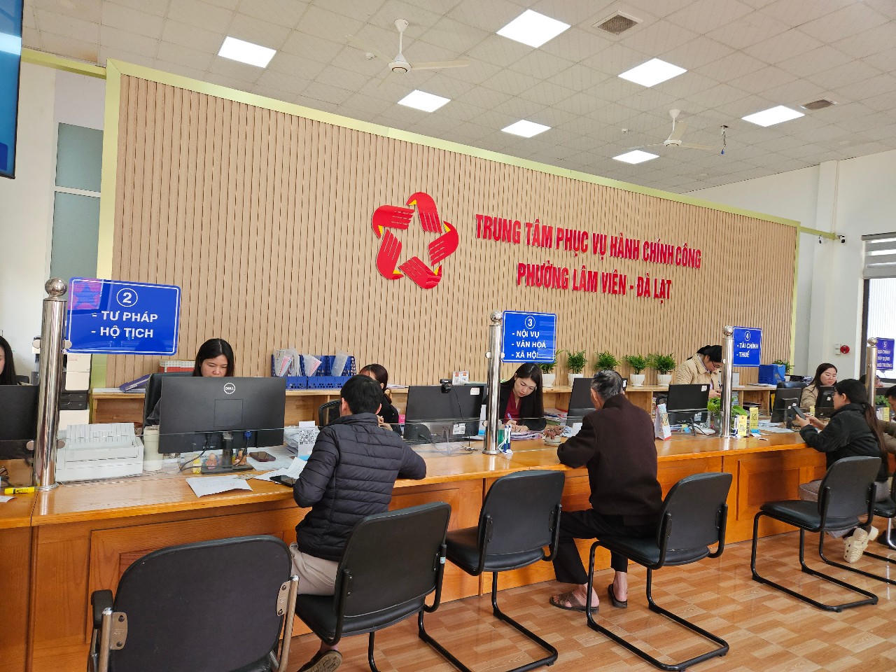 Các phường, xã ở Lâm Đồng đẩy mạnh ứng dụng công nghệ số vào công tác ngay sau khi vận hành chính quyền 2 cấp. (Ảnh: M.Long)
