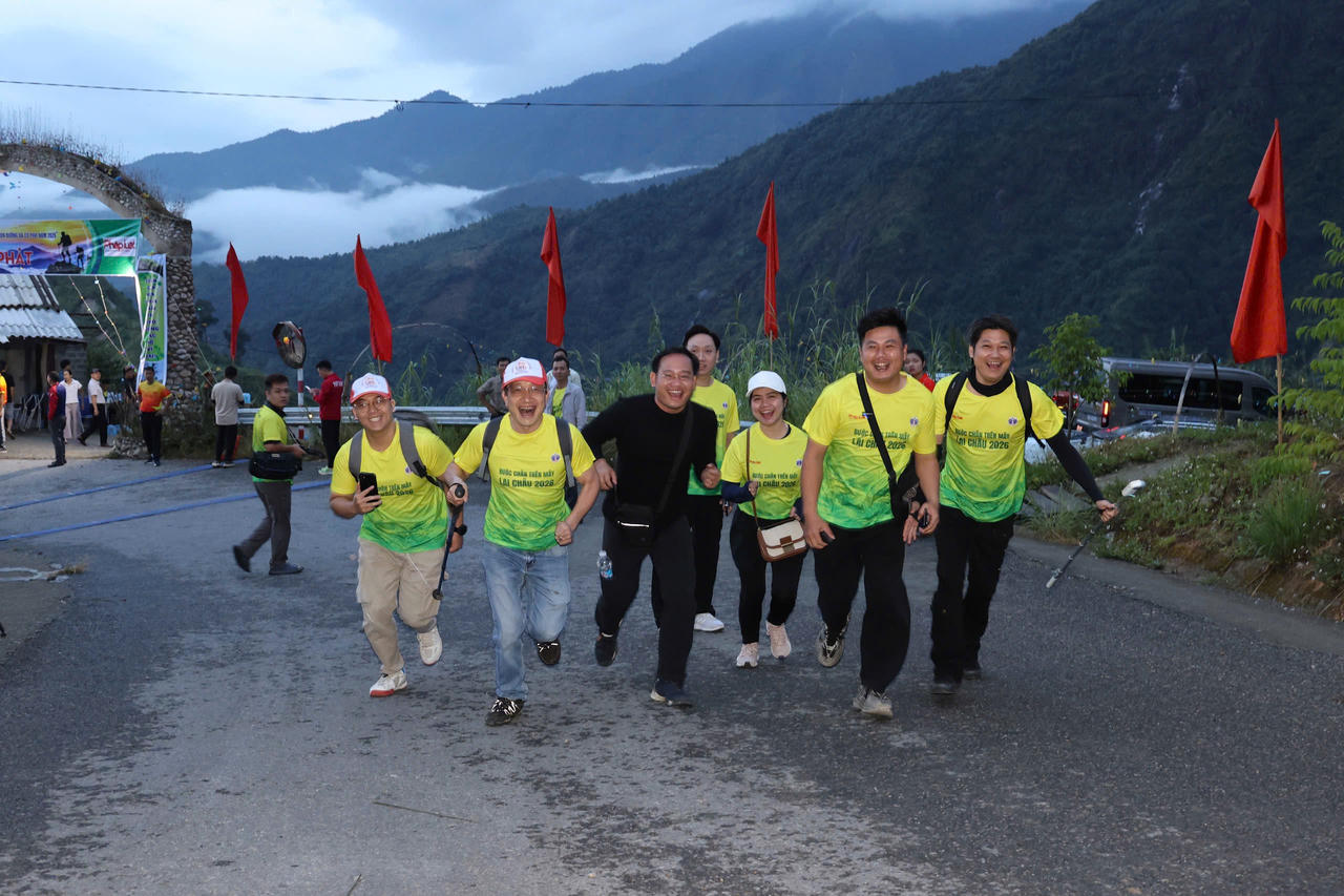 Chính thức vào đường đua tranh giải leo núi 'Bước chân trên mây - Chinh phục con đường đá cổ Pa Vi'