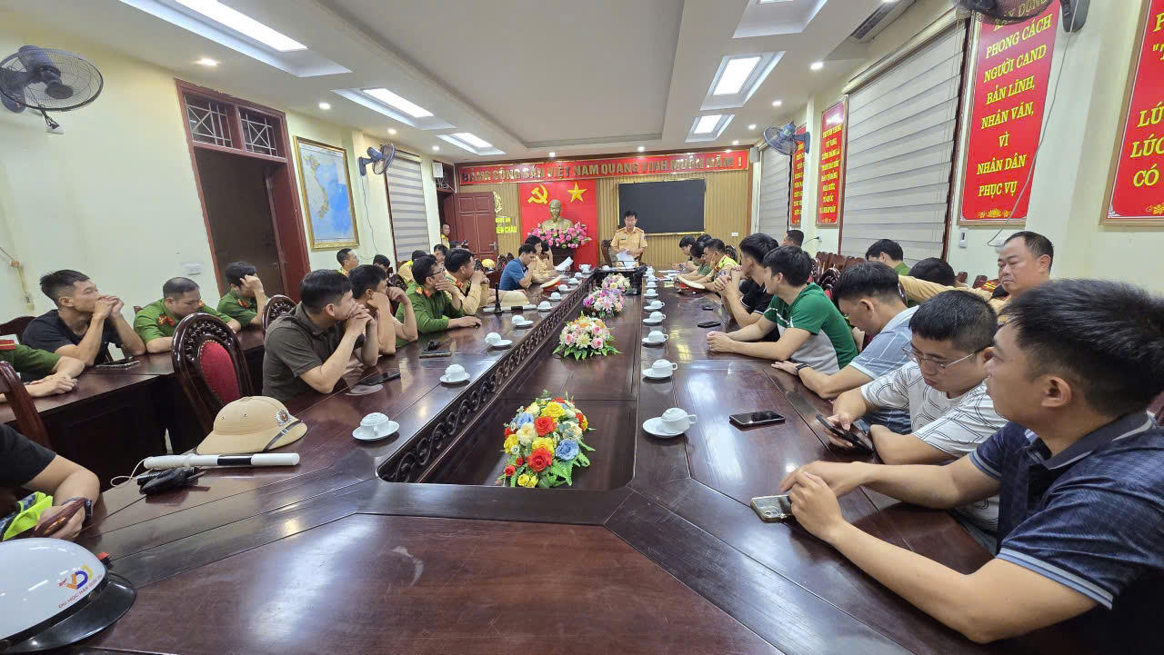Lực lượng CSGT Công an tỉnh Nghệ An phối hợp với Công an các xã, phường trên địa bàn bàn bạc phương án triển khai nhiệm vụ.