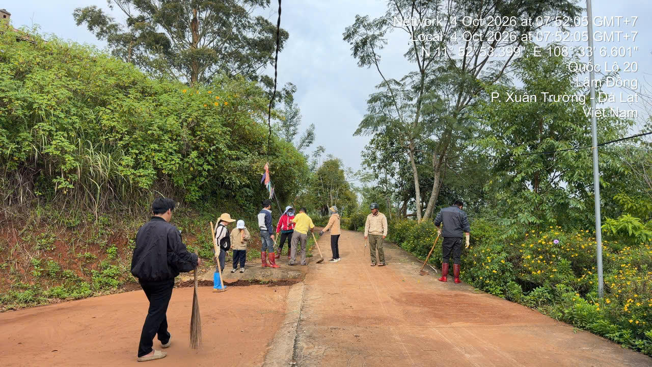 Người dân phường Xuân Trường - Đà Lạt dọn dẹp vệ sinh các tuyến đường. Ảnh: B.Vân.