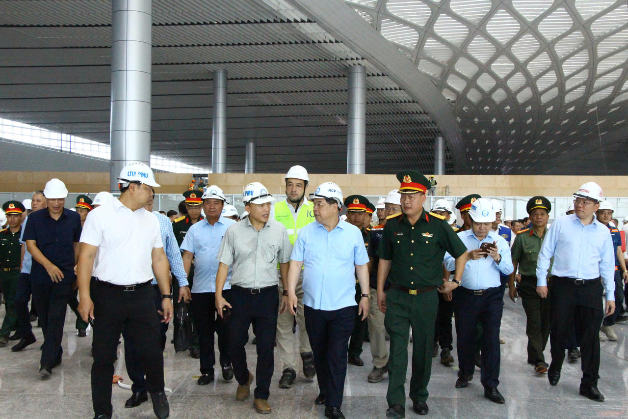 Phó Thủ tướng Thường trực Chính phủ Phạm Gia Túc cùng đoàn công tác kiểm tra thực địa tại Cảng hàng không quốc tế Long Thành. Ảnh: DK
