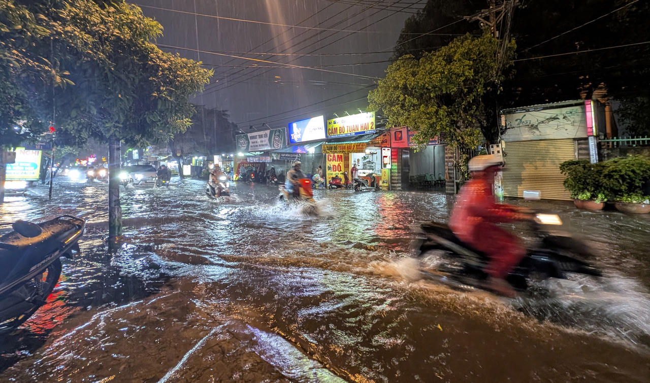 Lãnh đạo TP HCM chỉ đạo khẩn ứng phó mưa gió cực đoan 