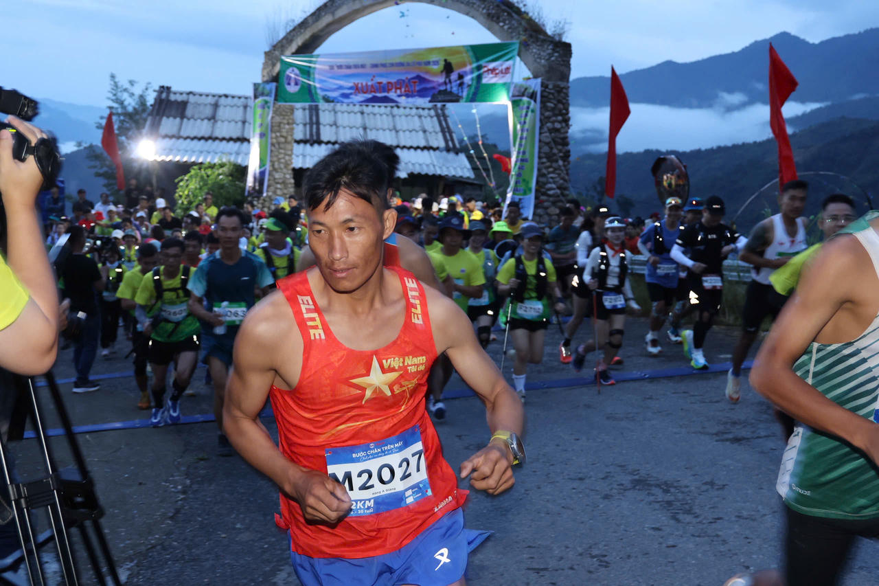 Đúng 6h, vận động viên xuất phát chinh phục cự ly 11km và 22km.