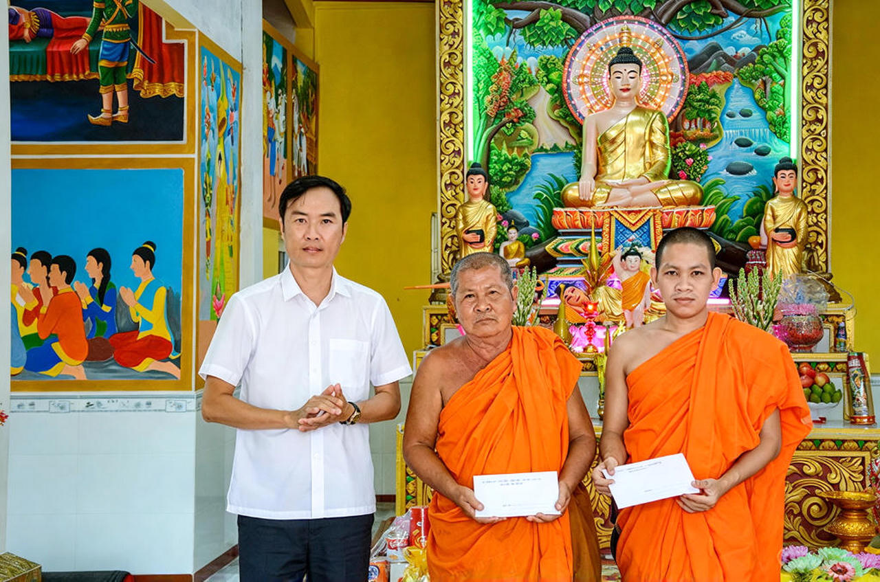 Ông Lương Văn Pho - Phó Giám đốc Sở Dân tộc và Tôn giáo tỉnh Cà Mau, tặng quà các vị sư tại Salatel Giáp Nước, phường Vĩnh Trạch, nhân dịp Lễ Sene Dolta (Ảnh: Q.A).