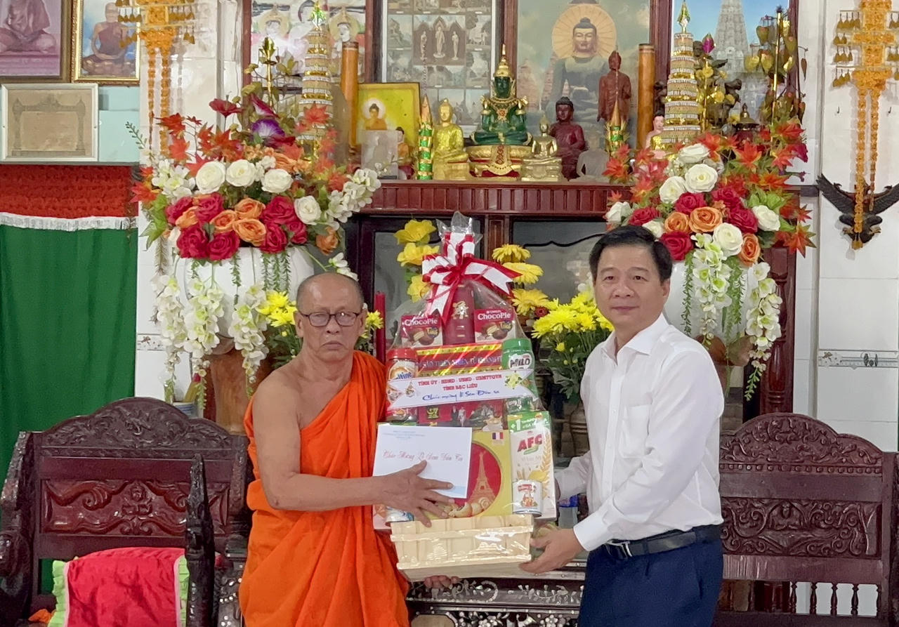 Ông Nguyễn Bình Tân - Ủy viên BTV Tỉnh ủy, nguyên Trưởng Ban Nội chính Tỉnh ủy Bạc Liêu, nay là Phó Trưởng Đoàn ĐBQH chuyên trách khóa XVI tỉnh Cà Mau, tặng quà, chúc mừng Hòa thượng Hữu Hinh - Chủ tịch Hội Đoàn kết sư sãi yêu nước tỉnh Bạc Liêu (cũ), nhân dịp Lễ Sene Dolta (Ảnh: T.N).