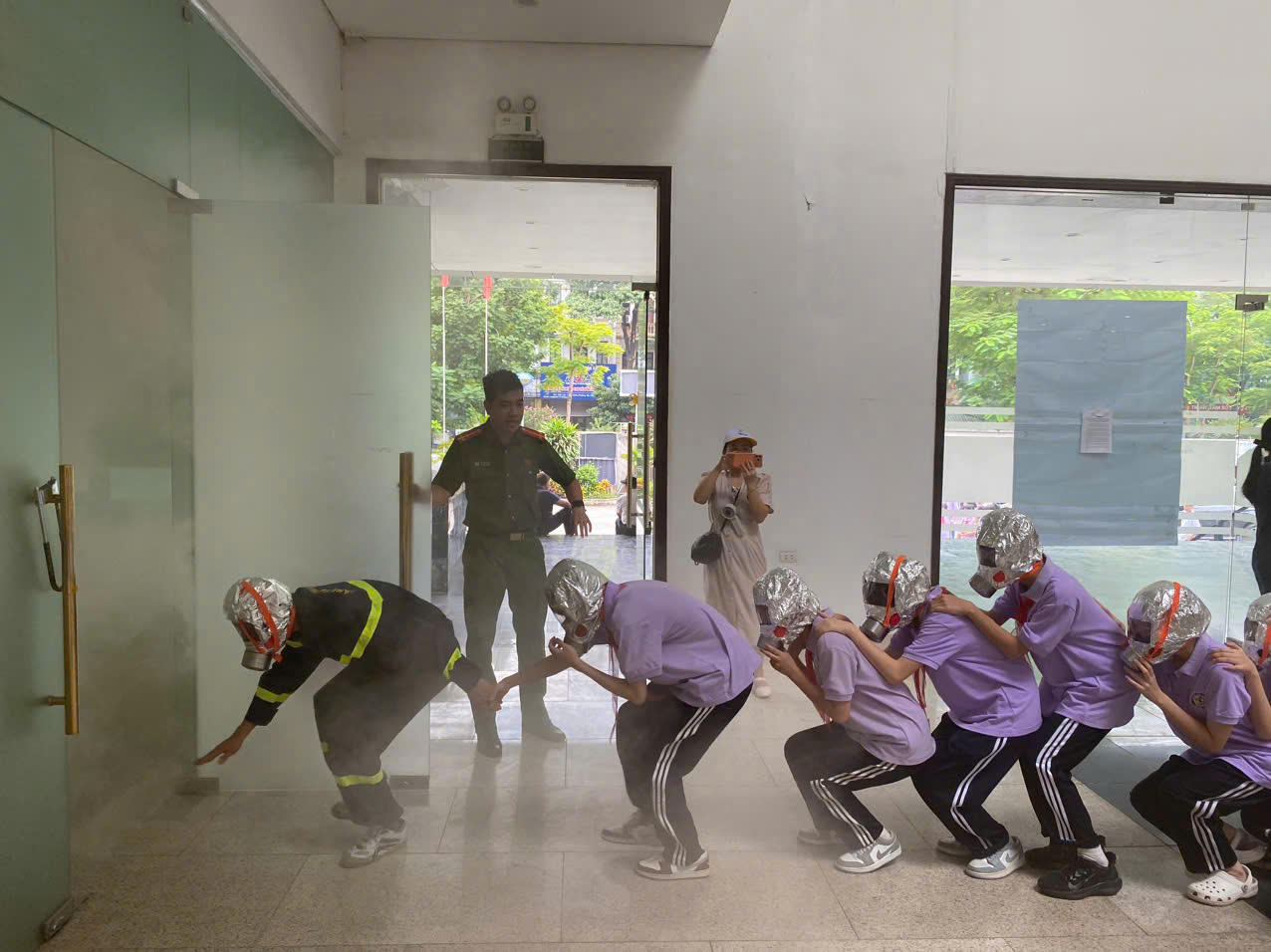 Người tham gia thực hành di chuyển thoát nạn trong tình huống giả định có khói.