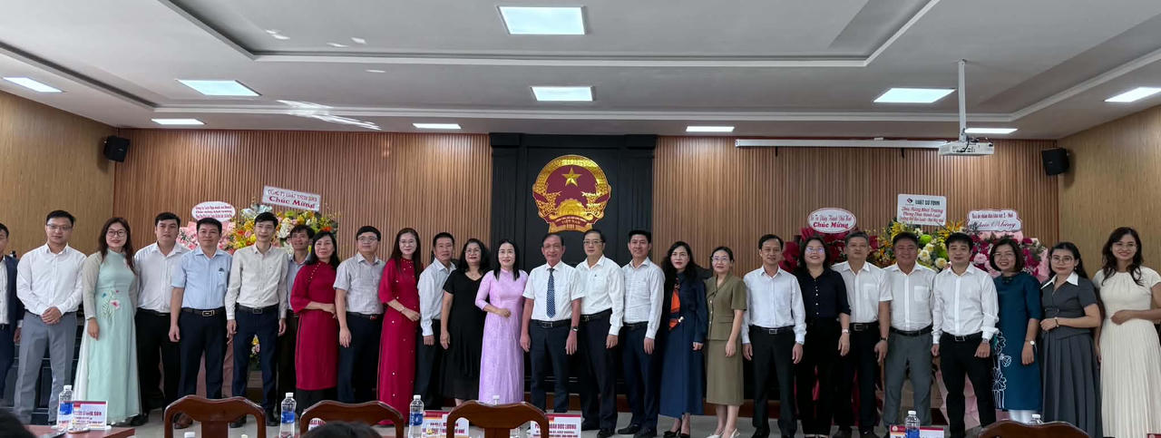 Lãnh đạo trường ĐH Luật, ĐH Huế cùng các đại biểu dự lễ khai trương chụp ảnh kỷ niệm. (Ảnh: T.Nhung) 