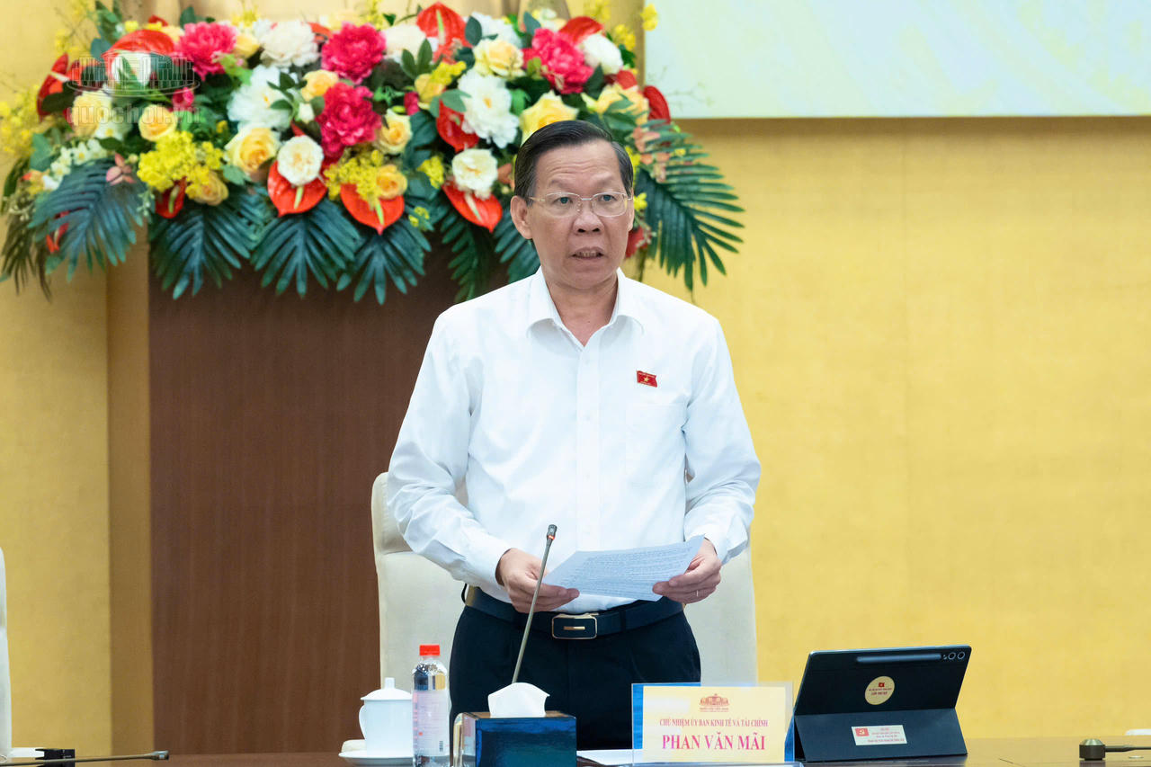 Chủ nhiệm Ủy ban Kinh tế và Tài chính Phan Văn Mãi phát biểu