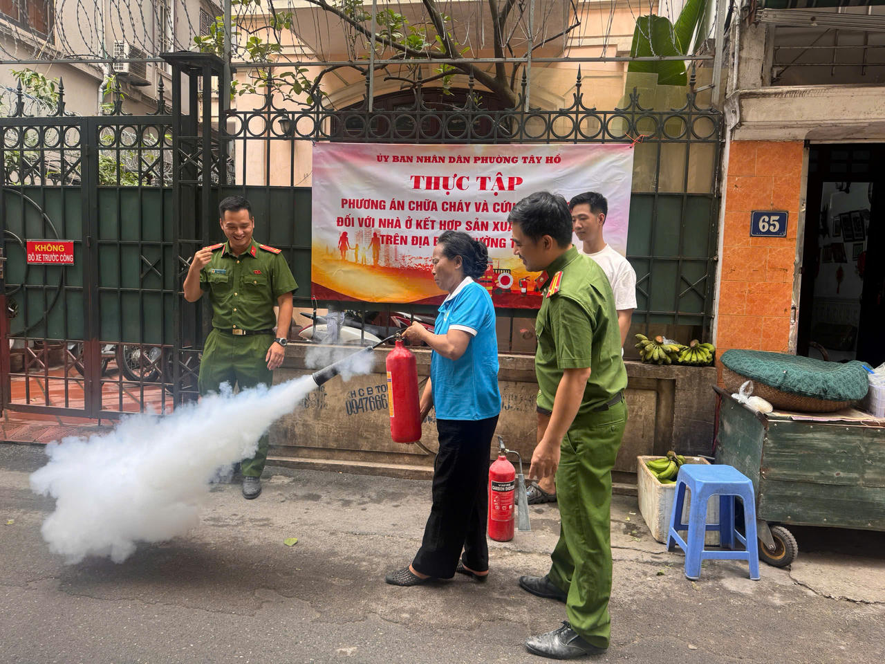 Công an phường Tây Hồ phối hợp tổ chức diễn tập, trải nghiệm phòng cháy, chữa cháy tại cộng đồng